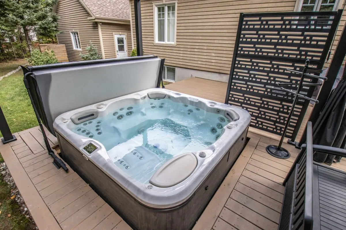 Jacuzzi Hydropool na tarasie przy domu jednorodzinnym